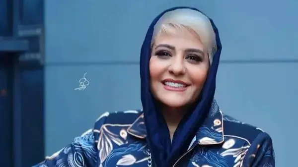 فیلم /نگاهی به دکوراسیون و چیدمانخانه فوق ایرانی رابعه اُسکویی بعد بازگشت از ترکیه / مبلمان های خوشرنگ و تابلوی انتزاعی دیوارکوب