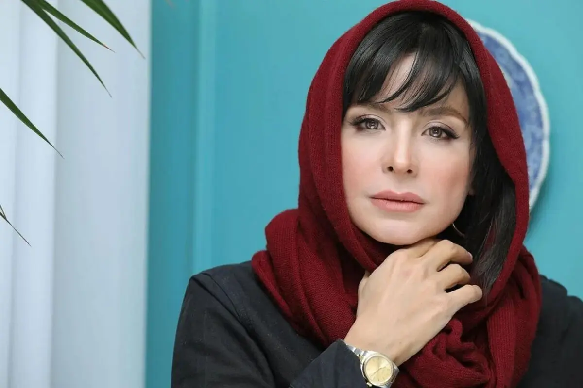 نگاهی به چیدمان منزل شاهانه و مجلل سیما تیرانداز / از پردهها و لوسترهای اعیانی تا فرش گلبهی و کابینتهای چوبی