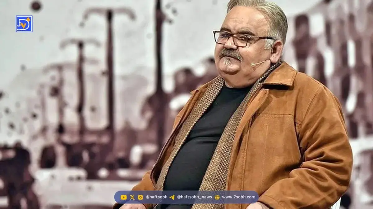 نگاهی به چیدمان منزل شاهانه و مجلل «اکبر عبدی» / از مبلمان سلطنتی و مدرن تا لوسترهای برنجی و ساعت مدرن