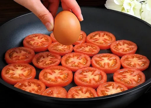 طرز تهیه کاسرول سوسیس و گوجه‌فرنگی با پنیر؛ شامی خوشمزه و آسان در فر