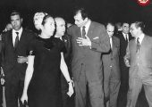 هویدا به همراه همسرش و اردشیر زاهدی در یک مراسم؛ اواخر دهه ۴۰ / عکس
